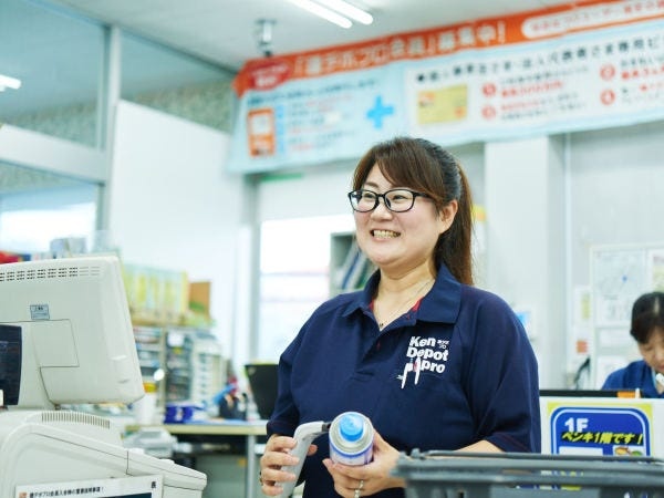 主な業務はレジ業務と商品管理です。