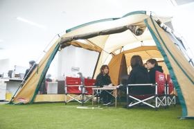 オフィス内テントで気分を変えての会議