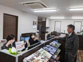 社長と事務スタッフです。和やかな雰囲気です。