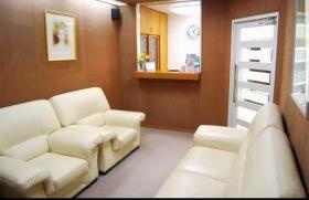 落ち着いた雰囲気の待合室