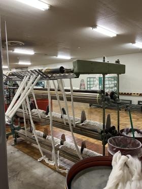 紡績課＿原料綿を投入する作業