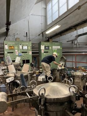 染色課＿小さいカマに糸を入れる作業