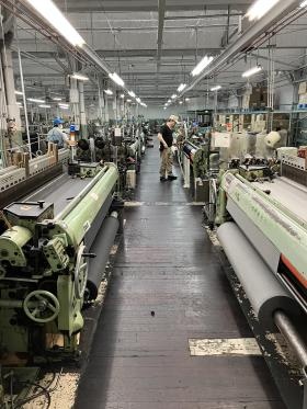 織布課＿織機の監視、糸つなぎの作業