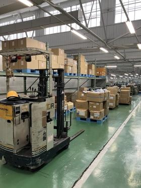 織布課＿糸の入った段ボールを整理する作業