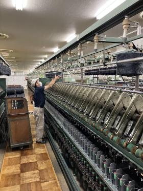 紡績課＿加工綿を精紡機に仕掛ける作業