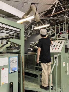 加工課＿乾燥機を使って布を乾かす作業