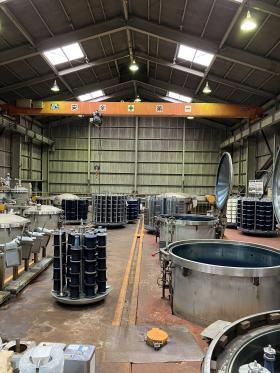 染色課＿カマにクレーンを使って糸を入れる作業