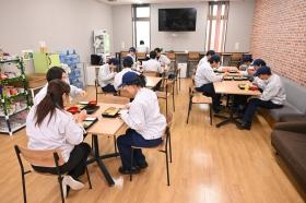 昼休みはさくらラウンジでランチ。お弁当代サポート制度あります