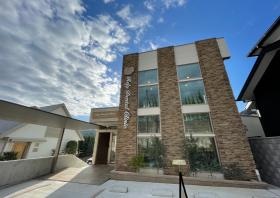 医院の外観 吹き抜けの二階建てになっております