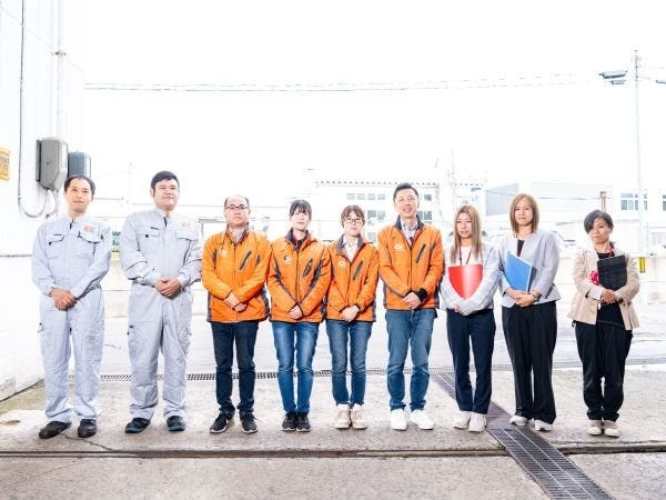 20代～50代まで幅広い年代のスタッフが協力して業務を行っています。未経験から始めたスタッフも多いので安心してご応募くださいね！