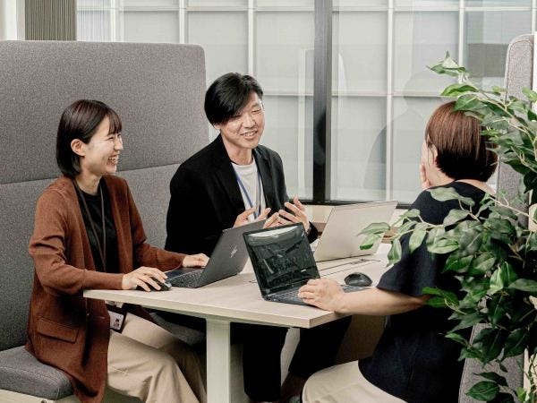 残業も少なめで時間有給も使えて働きやすい環境！20代・30代を中心に活躍しています！