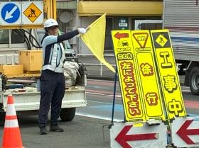 交通誘導を行っている様子です