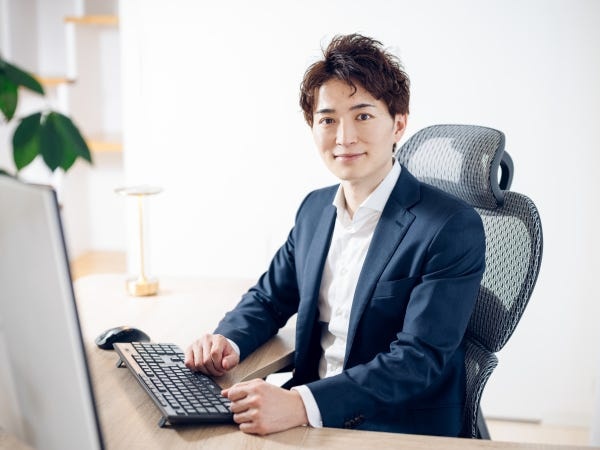 代表の神崎。「社員とのコミュニケーションを大 切にしていることも、ここ1年の社員定着率が90％以上の理由だと思っています」