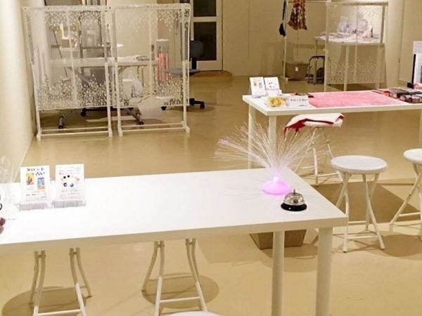 白い基調で清潔感のある広いスペースで対面営業や相談ミーティングを行っております。スタッフの相談会もこちらのスペースで行います。