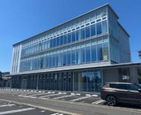 こちらのビルの１Ｆにあります