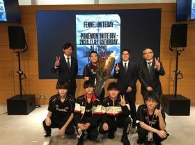 ｅスポーツチーム「ＦＥＮＮＥＬ」選手団との写真