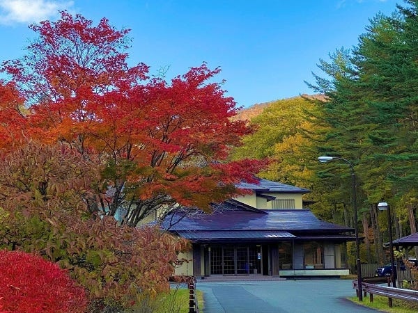 自然に囲まれた日本旅館でのフロント業務です。