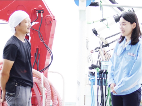 生産現場と直接コミュニケーションをとれるのがこの仕事の醍醐味。互いの表情を見ながら仕事ができるのでちょっとした雑談から人間関係が深まります。