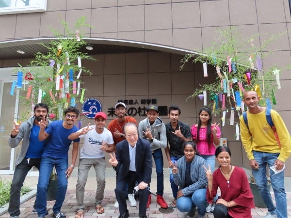 留学生へ貢献したいという気持ちや、日本語教師の仕事に挑戦したいという想いを重視します。