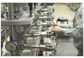 バルブ検査作業（圧力試験）