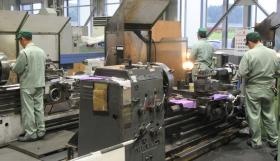 汎用旋盤を使用し加工している風景です。