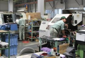 ＮＣ機械を使用して加工を行っている風景です。