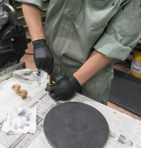 バルブ組立前の摺り合わせ風景です。