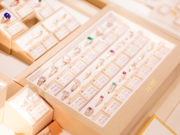 生まれ変わった指輪を目にして嬉しそうに微笑むお客様を見ていると、私たちも嬉しくなり、つい笑みが溢れてしまいます。