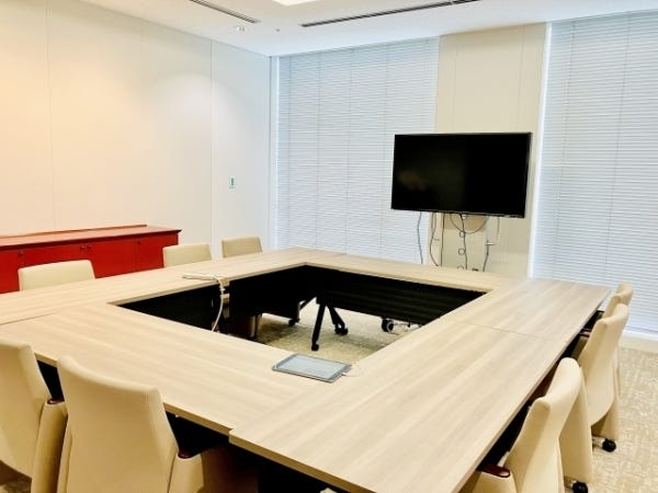 会議室です。ミーティングがないときは仕事やランチに使ってもOKです！