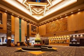 ホテルのロビーのような巨大な吹き抜け構造のエントランス