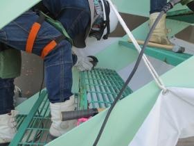 原油タンクの階段の補修工事の様子です。