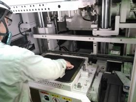 鋳物製品の元となる生砂型を１枠毎に素早く丁寧に造型します