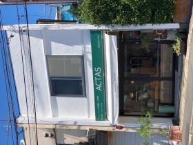 バス通りに面していて利便性の高い場所です。