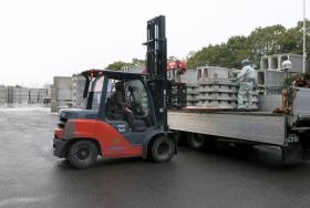 製品積み込み作業