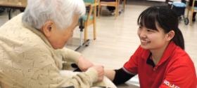 入居者様と笑顔でふれ合う介護職員