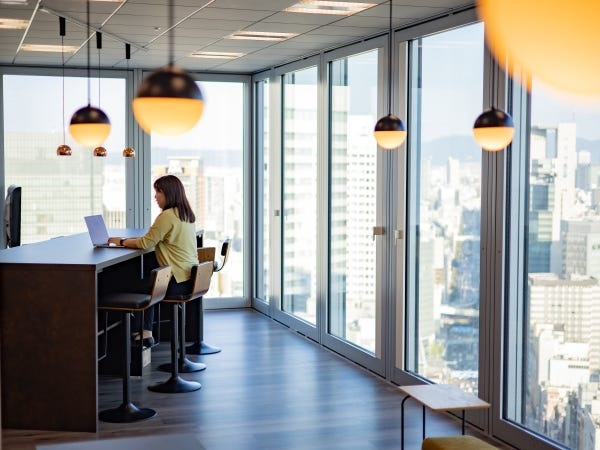 子育て中の女性も活躍中！時短勤務&出産祝い金もあるなど、ライフステージが変化しても安心の環境です。