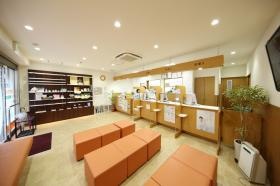 広くて明るい店舗はスタッフも働きやすい環境です