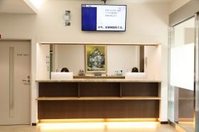 明るい受付・診察状況や医療の情報をモニターで写しています。