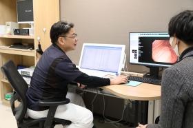 院長が胃カメラ後の説明の説明をしています