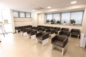 明るく広い待合です。