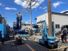 大型重機を使って作業を行います