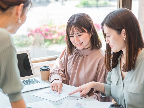 事務スタッフは他部署の方とも関わる機会が多いお仕事！「いつもありがとう」など嬉しいお言葉をいただけることも…！