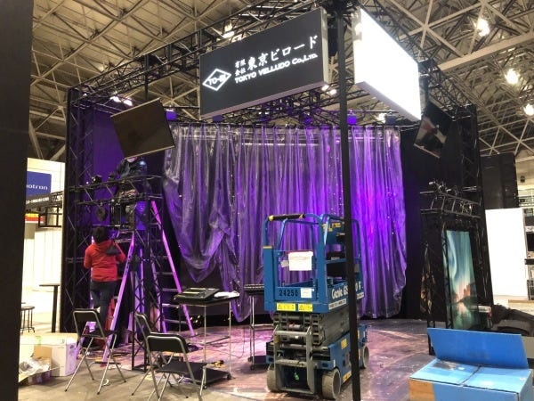 展示会での自社ブースを施工している風景です。お客様から依頼を受けた業務もテクニックを持ち合わせる事により、説得力のある対応を行います。