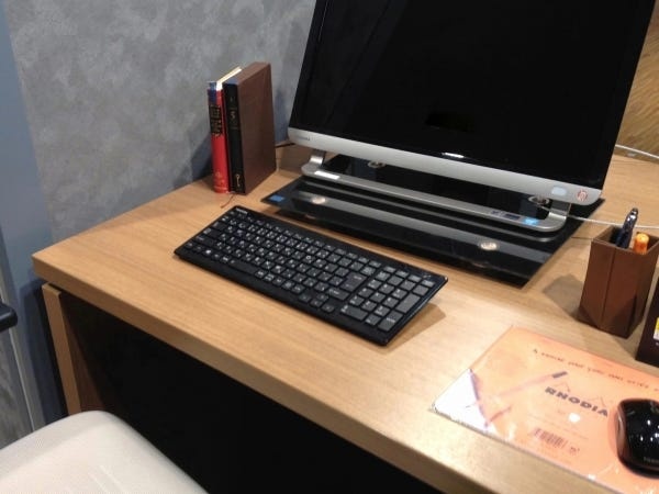 CAD事務社員のデスクです。PC等は支給されます。