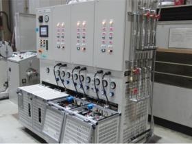 自動車部品の耐久試験機