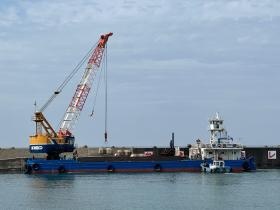 自社所有のクレーン付き起重機船