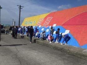 小学生との防波堤への壁画作成