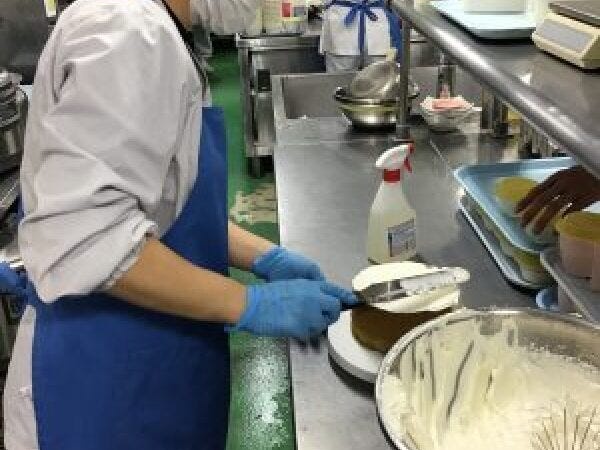 誕生会のケーキをデコレーションしています♪