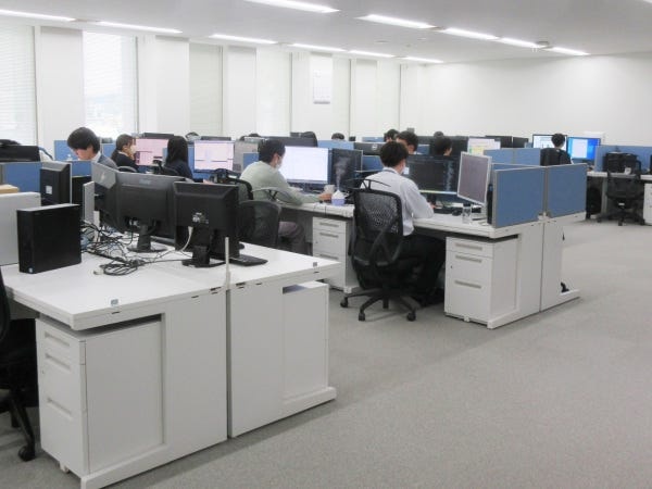  2025年3月時点での自社内開発比率は100％です。上司を含め全員がワンフロアにいるため「公平に評価されない…」ということはありません。