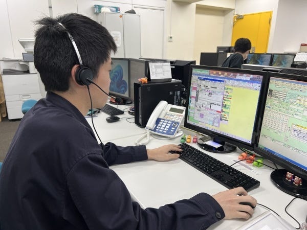 PCでお仕事の空き状況を見ながらキャスティングしていきます。